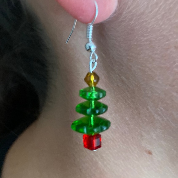 NEW Beautiful Sparkling Crystal and Silver Tone Christmas Tree earrings - Picture 1 of 4